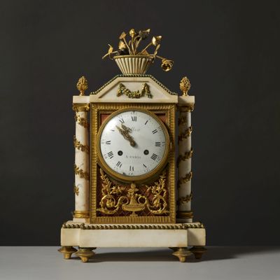 une horloge posée sur une table