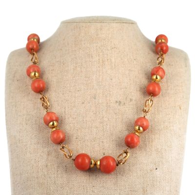 gros plan d'un collier sur un mannequin mannequin mannequin mannequin mannequin mannequin mannequin mannequin mannequin