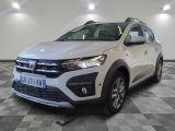 vue de face d'un SUV blanc garé sur un sol à damier