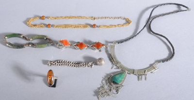 tout un tas de colliers et de bracelets différents posés sur la table