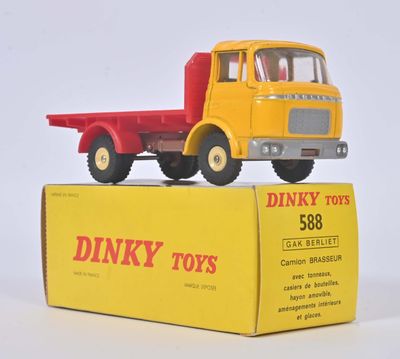 un camion jouet posé sur une boîte