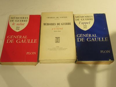 trois livres posés sur une table, l'un à côté de l'autre, sur le dessus d'une table