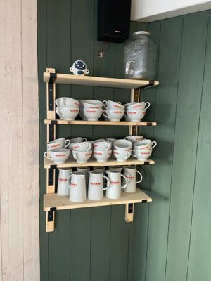 de nombreuses tasses et soucoupes sur les étagères de la cuisine