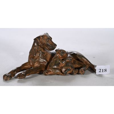 une image représentant une statue en bronze de deux chiens couchés