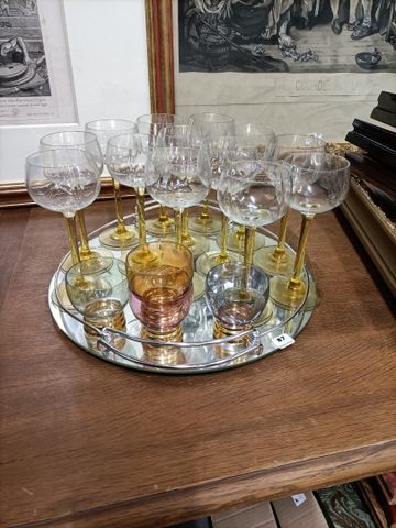 Lot de verres d’Alsace à pieds jaune sur plateau miroir, joint qu