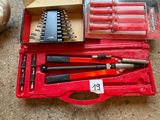 une caisse à outils rouge avec des outils sur le sol