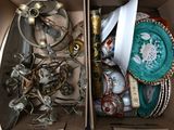 une boîte pleine d'objets assortis qui se trouvent dans la boîte