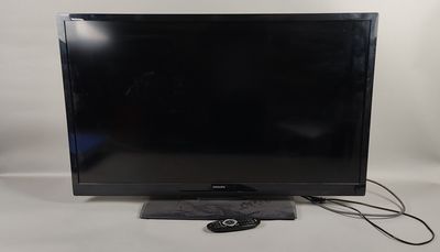 une télévision à écran plat posée sur une table blanche