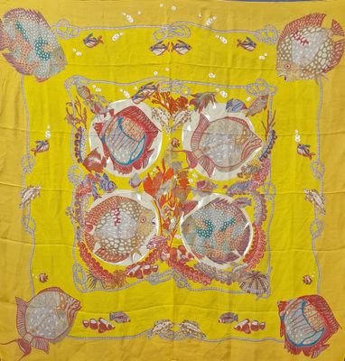 une image représentant une nappe jaune ornée d'un motif de poissons