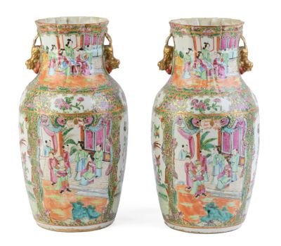 paire de vases chinois avec figures sur fond blanc