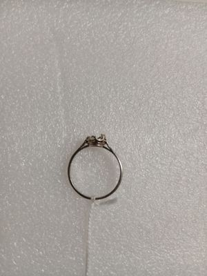 gros plan d'une bague en diamant sur une surface blanche
