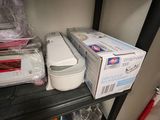 une étagère noire sur laquelle se trouvent des toilettes et d'autres objets