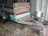 une remorque dans laquelle se trouvent tout un tas de cartons