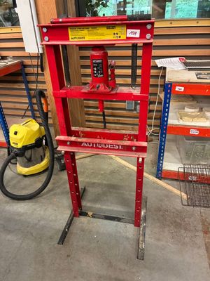 une image représentant un pupitre de travail rouge avec un aspirateur jaune