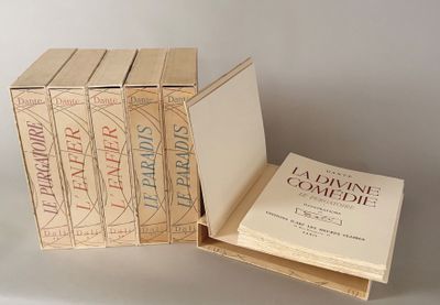 trois livres dans une boîte posée sur une table
