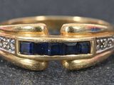 une image représentant une bague en or sertie de saphirs et de diamants