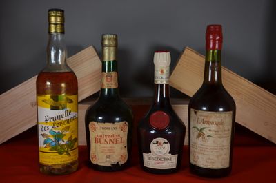 Plusieurs bouteilles d'alcool sont alignées sur une table rouge