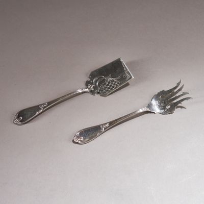 deux fourchettes et une spatule posées sur une table