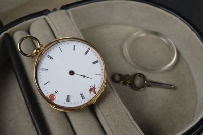 Montre de col en or jaune (750/1000e), cadran à chiffres rom…