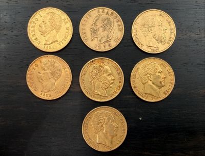 gros plan d'un paquet de pièces d'or sur une table