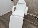 une chaise blanche dans une pièce au sol en parquet