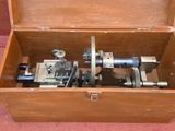 une boîte en bois contenant une machine à l'intérieur