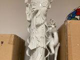 une statue représentant une femme et un cerf, posée sur une étagère
