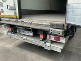 un camion garé sur un parking, dont la portière est ouverte