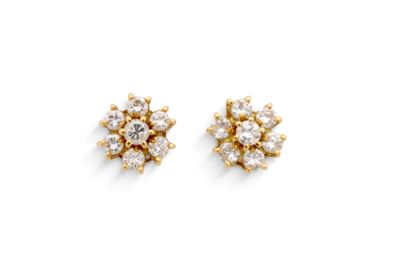 une paire de boucles d'oreilles en diamant sur fond blanc