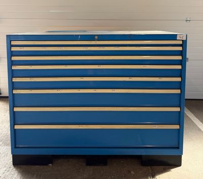 une armoire à outils bleue à cinq tiroirs dans un garage