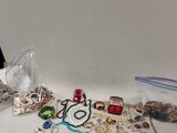 une table sur laquelle sont posés tout un tas de bijoux