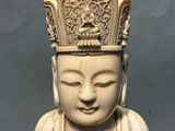 une image représentant une statue d'une personne portant une couronne et tenant un oiseau