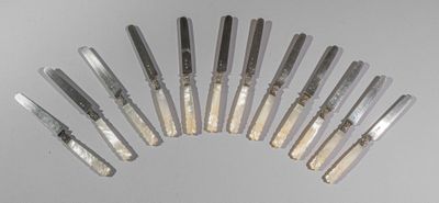 Douze couteaux à fruit les manches en nacre partiellement sculptés, le - Photo 1