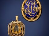 un gros plan sur deux pendentifs dorés et bleus sur fond bleu