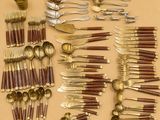 de nombreux types d'argenterie et de cuillères disposés sur une table