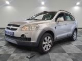 une photo d'un SUV argenté sur un sol à damier