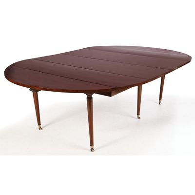 La table est en bois et son plateau est en cuir marron.