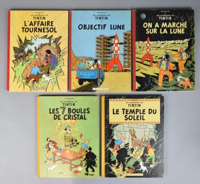 quatre livres pour enfants sont alignés sur une surface grise