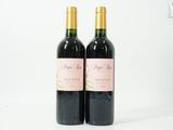 deux bouteilles de vin rouge posées sur une table blanche