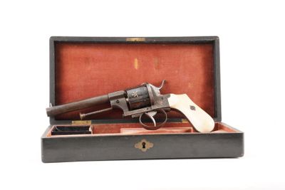 un vieux pistolet dans un étui, sur fond blanc