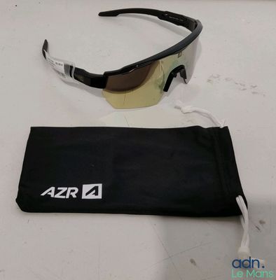 une photo représentant une paire de lunettes de soleil posée sur un sac noir