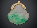 un pendentif représentant un Bouddha en jade et diamants
