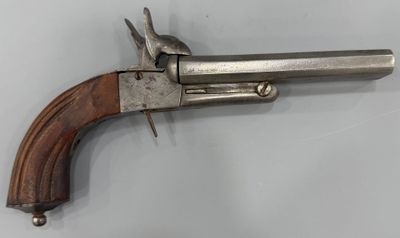 un revolver en argent avec une crosse et une poignée en bois