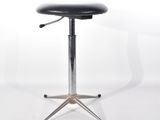 un tabouret noir avec un piètement en métal et une assise noire