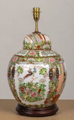un vase posé sur une table avec une lampe dessus