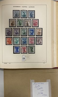 un livre ouvert sur lequel sont apposés des timbres et où figure une note sur la page