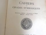 un vieux livre sur lequel figure l'image d'une médaille