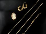 une collection de bijoux en or comprenant un collier, un bracelet et une bague