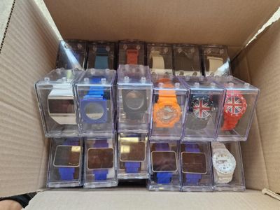 une boîte en carton contenant tout un tas de montres