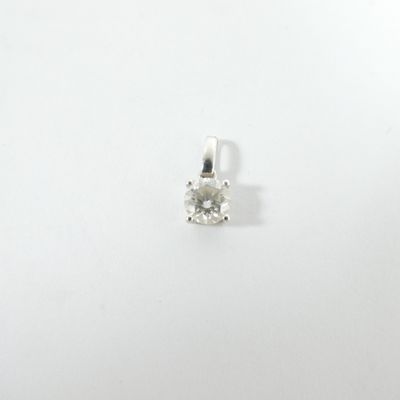 un gros plan d'un pendentif orné d'un seul diamant sur fond blanc